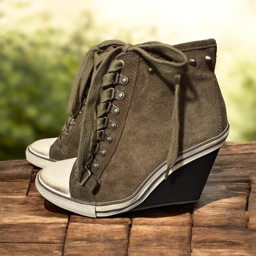 Gianni Bini Brown/Olive Wedge
Sneakers with High-Top Design 8 1/2 New w/box!!